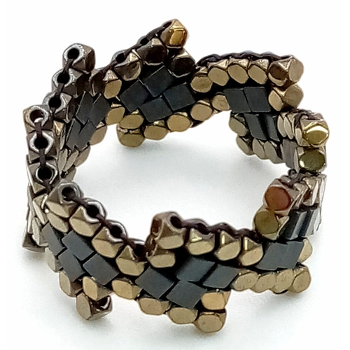 1155 - Flexible Hematite Chinook Peyote ring. Size: P 3.28 grams