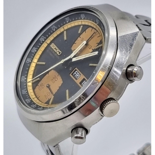 35 - A Rare Vintage Seiko John Player Chronograph Gents Watch. Stainless steel strap and case - 40mm. Bla... 