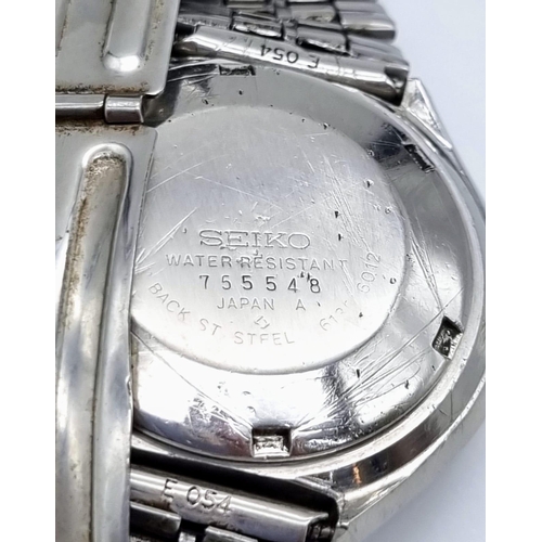 35 - A Rare Vintage Seiko John Player Chronograph Gents Watch. Stainless steel strap and case - 40mm. Bla... 