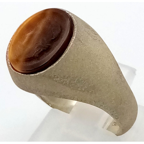 988 - A sterling silver tigers eye sandblasted ring. Size: Q. 4.97 grams.