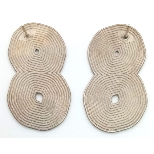 994 - A pair of sterling silver cochilia double spiral earrings. Total weight: 30.0 grams. Length: 5cm. No... 