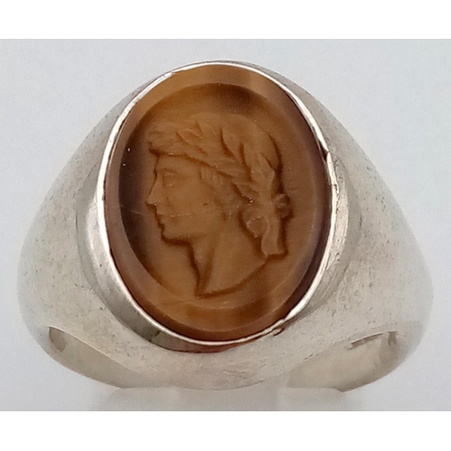 995 - A sterling silver tigers eye laurel wreath ring. Size: R. 11.52 grams