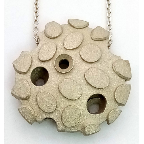 911 - A 9K Beige Gold Necklace With An Urchin Pendant. 10.72 grams. Chain length: 44cm. Pendant length: 2c... 