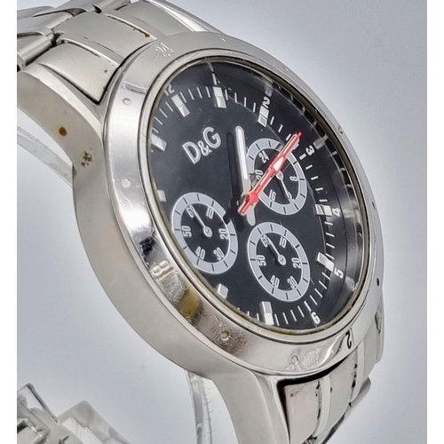 931 - Gentlemans Quartz D&G Chronograph, Multi dial black face model having sweeping red second hand. Silv... 