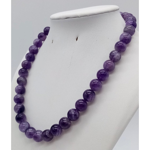 1095 - An Amethyst Beaded Necklace. 40cm. 10mm beads