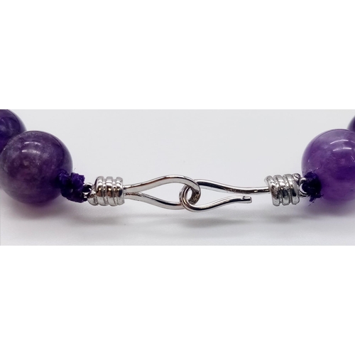 1095 - An Amethyst Beaded Necklace. 40cm. 10mm beads