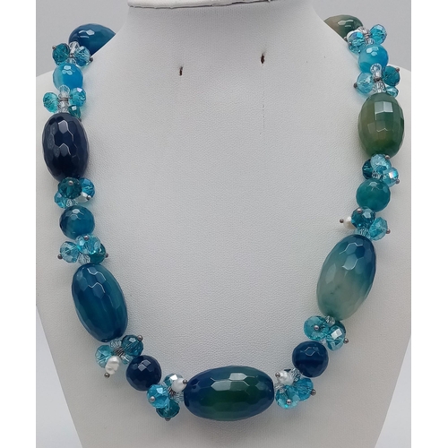 1180 - A Blue Agate Barrel Beaded Necklace. 3cm barrel beads.
50cm