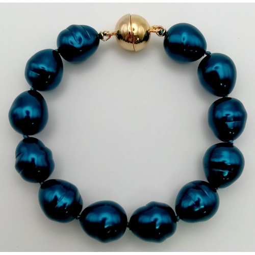 1182 - A Metallic Blue-Coloured Cultured Pearl Bracelet. Magnetic clasp. 18cm.