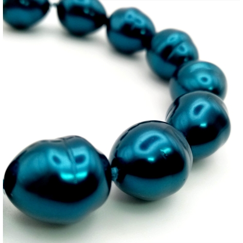 1182 - A Metallic Blue-Coloured Cultured Pearl Bracelet. Magnetic clasp. 18cm.