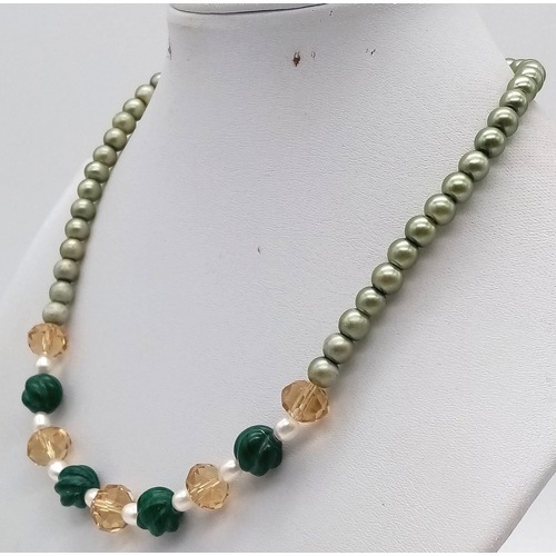 1186 - A Cultured Pearl and Malachite Bead Necklace. Screw barrel clasp. 38cm.