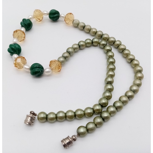 1186 - A Cultured Pearl and Malachite Bead Necklace. Screw barrel clasp. 38cm.