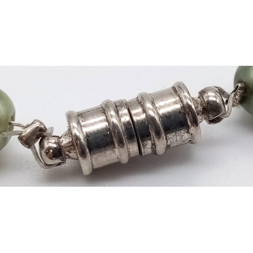 1186 - A Cultured Pearl and Malachite Bead Necklace. Screw barrel clasp. 38cm.