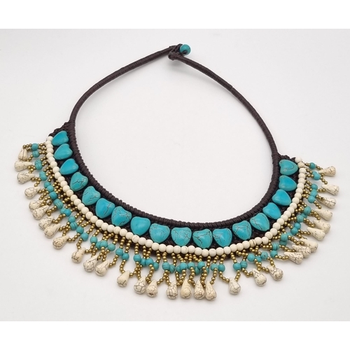 956 - A Vintage Turquoise and White Howlite South-Western Styled Choker Necklace.