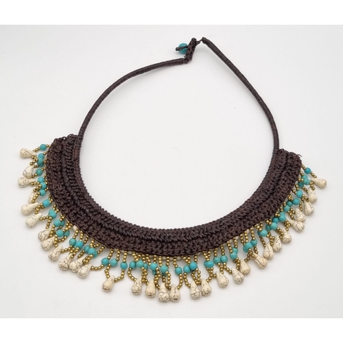 956 - A Vintage Turquoise and White Howlite South-Western Styled Choker Necklace.