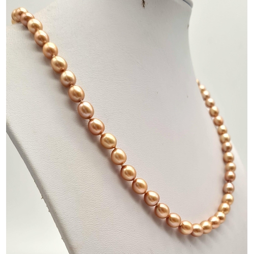 895 - A Cultured Golden Pearl Necklace. 14k yellow gold clasp.
6mm. 44cm