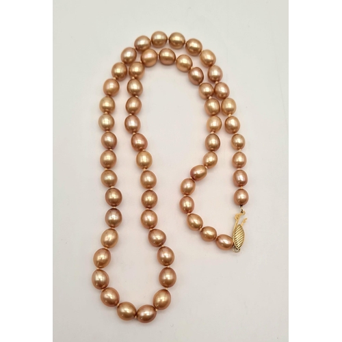 895 - A Cultured Golden Pearl Necklace. 14k yellow gold clasp.
6mm. 44cm