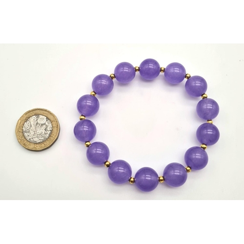 1007 - A Lavender Jade Expandable Beaded Bracelet. Beads - 10mm. Gilded spacers.