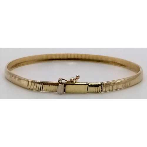 16 - An Italian Vintage 14K Yellow Gold Herringbone Bracelet.
20cm. 7.26g