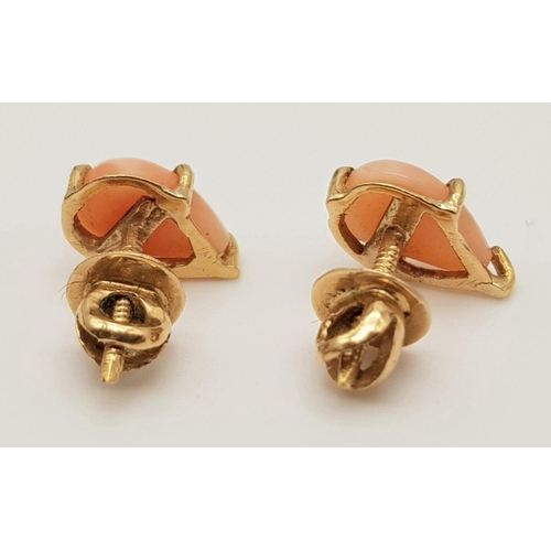 865 - 18K YELLOW GOLD CORAL STUD EARRINGS 1.5G