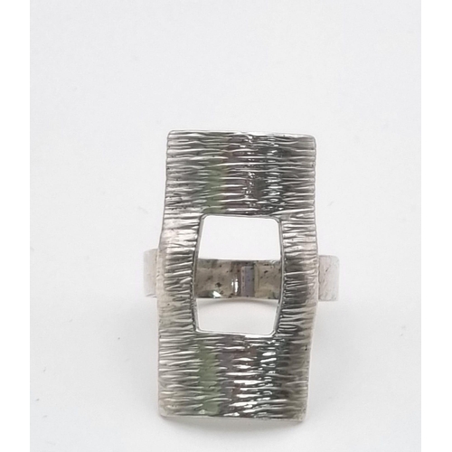 1047 - STERLING SILVER FANCY RING 8G SIZE T.