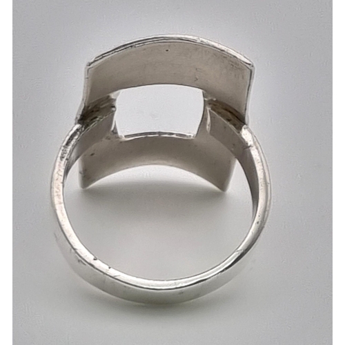 1047 - STERLING SILVER FANCY RING 8G SIZE T.