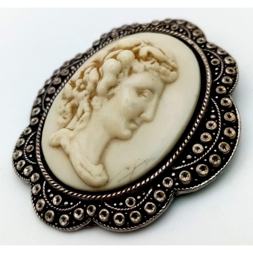 835 - A Selection of Five Vintage Cameo Brooches.