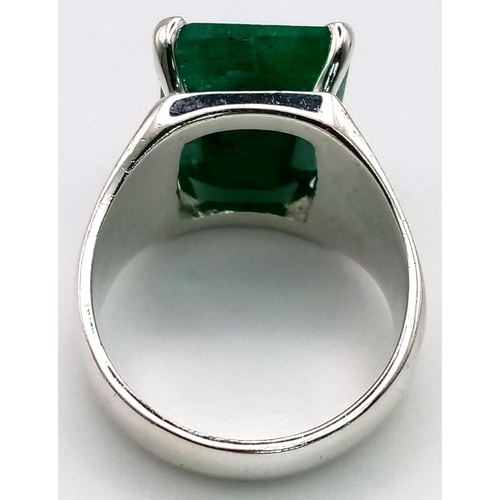 849 - 13.20ct Emerald Gents Ring in Heavy 925 Silver. Size U.