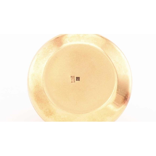 785 - A rare pill box in solid 18ct yellow solid gold, a mirror finished half dome with grooves on the sid... 