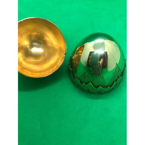 408 - A rare 9k solid gold large Easter egg snuff/pill box
Garrard & co London C1973
Weight 63.3 grams