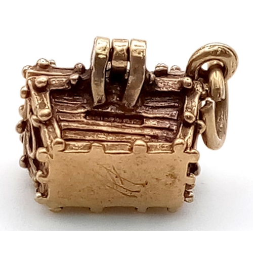 220 - A 9 K yellow gold charm of a treasure chest which opens to reveal a small pearl!. Weight: 1.8 g.