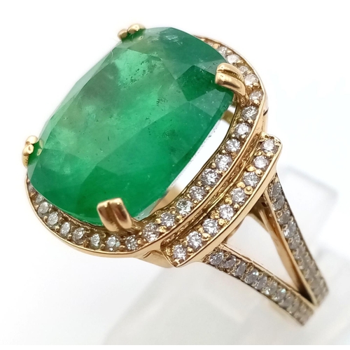 25 - 18K YELLOW GOLD DIAMOND & EMERALD COCKTAIL RING, WITH 12CT EMERALD CENTRE STONE AND  1.30CT DIAMONDS... 