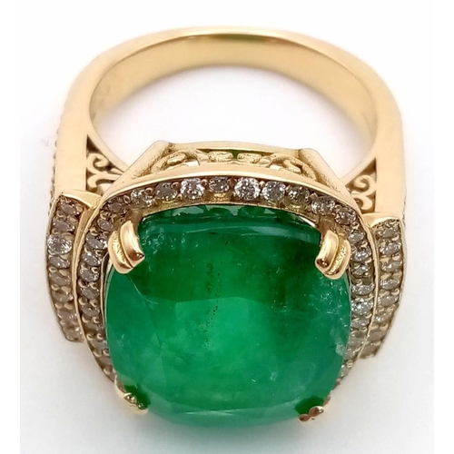 25 - 18K YELLOW GOLD DIAMOND & EMERALD COCKTAIL RING, WITH 12CT EMERALD CENTRE STONE AND  1.30CT DIAMONDS... 