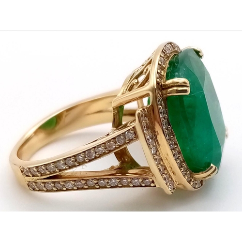 25 - 18K YELLOW GOLD DIAMOND & EMERALD COCKTAIL RING, WITH 12CT EMERALD CENTRE STONE AND  1.30CT DIAMONDS... 