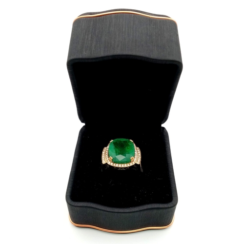 25 - 18K YELLOW GOLD DIAMOND & EMERALD COCKTAIL RING, WITH 12CT EMERALD CENTRE STONE AND  1.30CT DIAMONDS... 