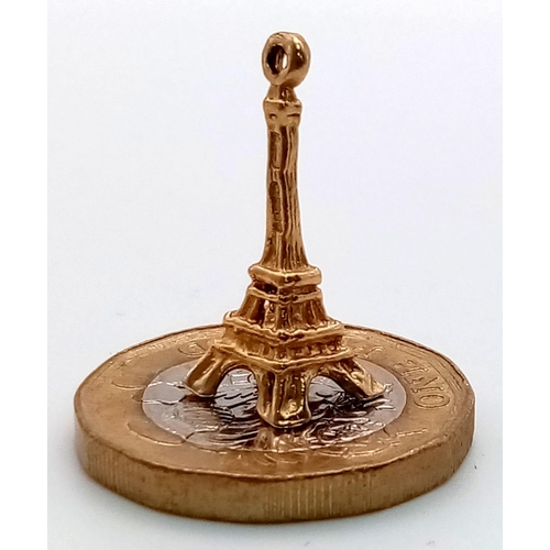 290 - A 9 K yellow gold charm/pendant of the EIFFEL TOWER, PARIS, Height: 20 cm, weight: 1.2 g.