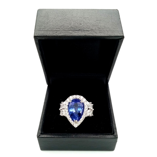 32 - 14K WHITE GOLD DIAMOND & TANZANITE RING, WITH 5CT DIAMONDS APPROX & 3CT TANZANITE CENTRE STONE,
WEIG... 