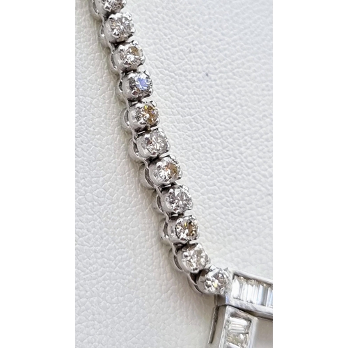 85 - A Unique 18K White Gold Diamond Zig-Zag Necklace. On one side 36 quality small round cut diamonds - ... 