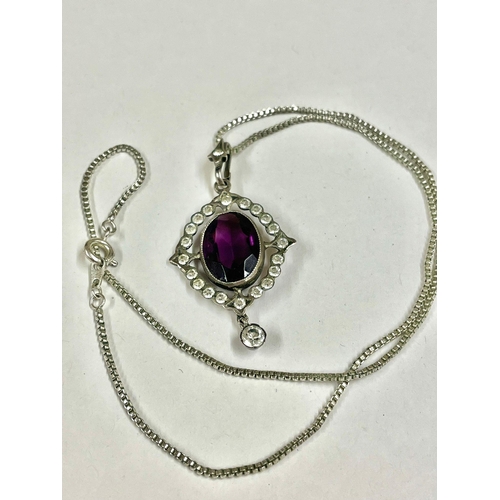 1131 - Vintage silver pendant chain & stones