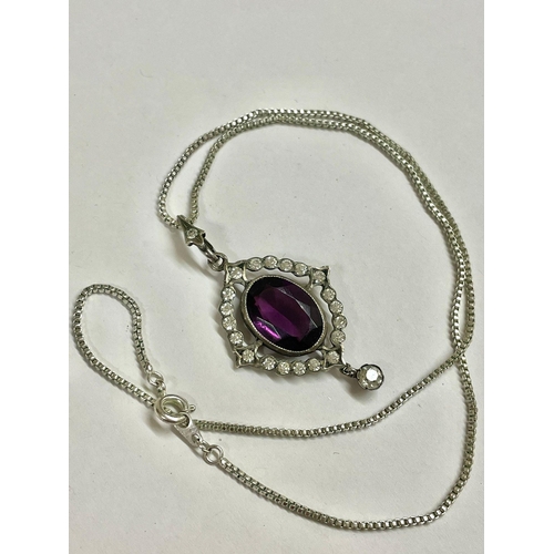 1131 - Vintage silver pendant chain & stones