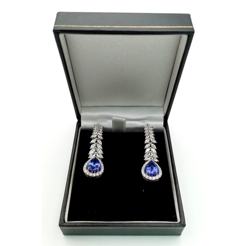 36 - A BEAUTIFUL PAIR OF 14K WHITE GOLD DIAMOND & TANZANITE DROP EARRINGS, WITH 6.50CT DIAMONDS IN TOTAL ... 