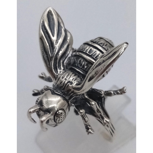 522 - A Solid Silver Bee/Wasp Ring. Size P 1/2. 8.3g