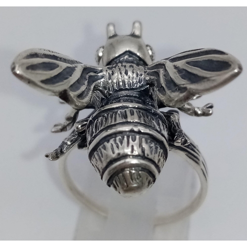 522 - A Solid Silver Bee/Wasp Ring. Size P 1/2. 8.3g