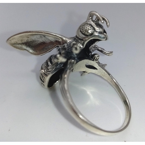 522 - A Solid Silver Bee/Wasp Ring. Size P 1/2. 8.3g