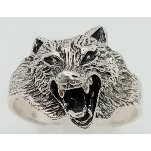 576 - A Solid Silver Wolfs Head Gents Ring. Size Z. 8.84g