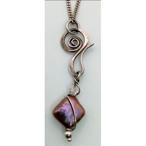 736 - A Very Good Condition Vintage Sterling Silver Pink Tone Pendant Necklace 40cm Length.