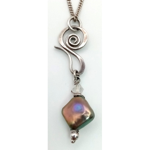 736 - A Very Good Condition Vintage Sterling Silver Pink Tone Pendant Necklace 40cm Length.