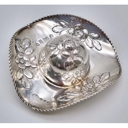 933 - A solid silver antique German pillbox in the form of a hat. 40.7 grams. Longest diameter: 7cm.