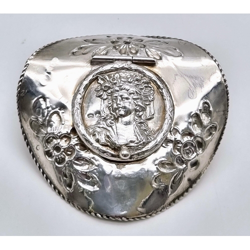 933 - A solid silver antique German pillbox in the form of a hat. 40.7 grams. Longest diameter: 7cm.