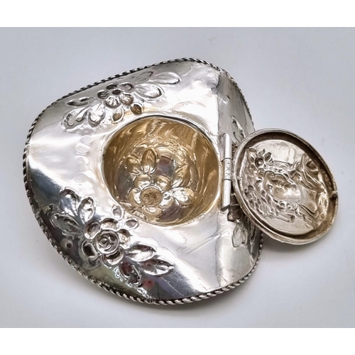 933 - A solid silver antique German pillbox in the form of a hat. 40.7 grams. Longest diameter: 7cm.