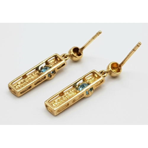 19 - A 9 K yellow gold pair of earrings with blue topaz. Weight: 1.5 g.